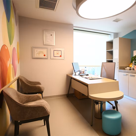 Hospital Modern Design Office Desk Luxury Computer Writing Desk Medical Beauty Consulting Desk Chair Medical Office Desks